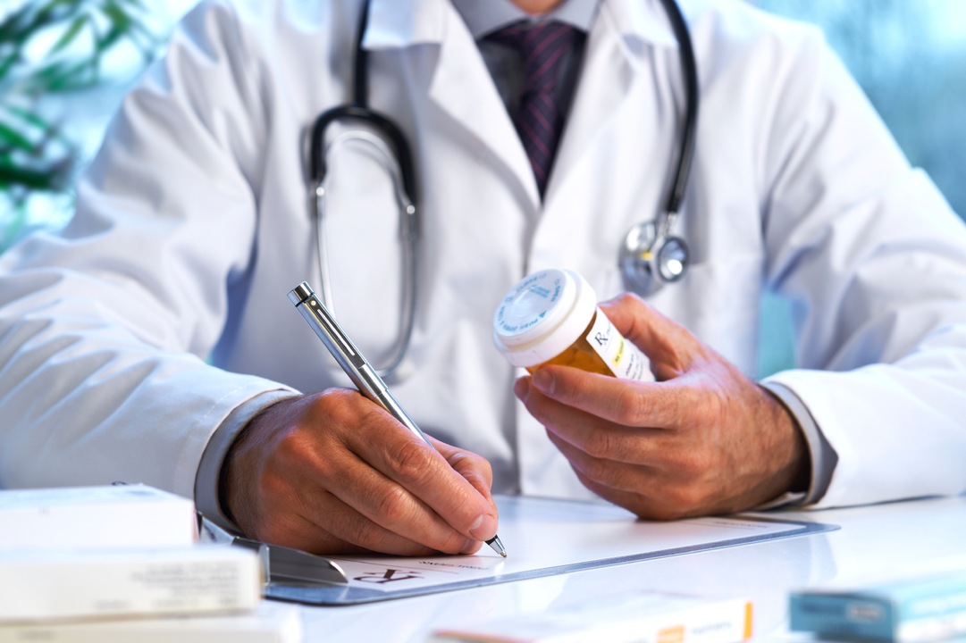 médico prescribe medicamentos despois da cirurxía de ampliación do pene